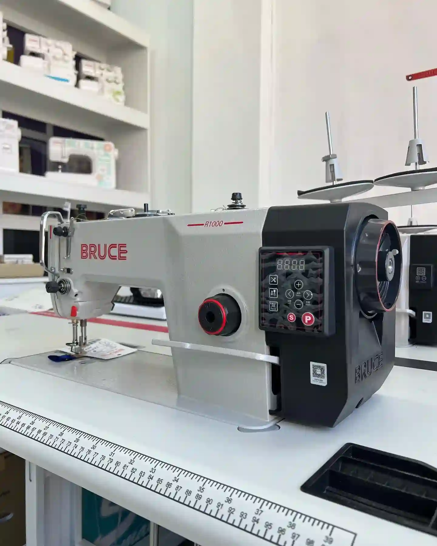 Мошинаи Дарздузи BRUCE R1000 